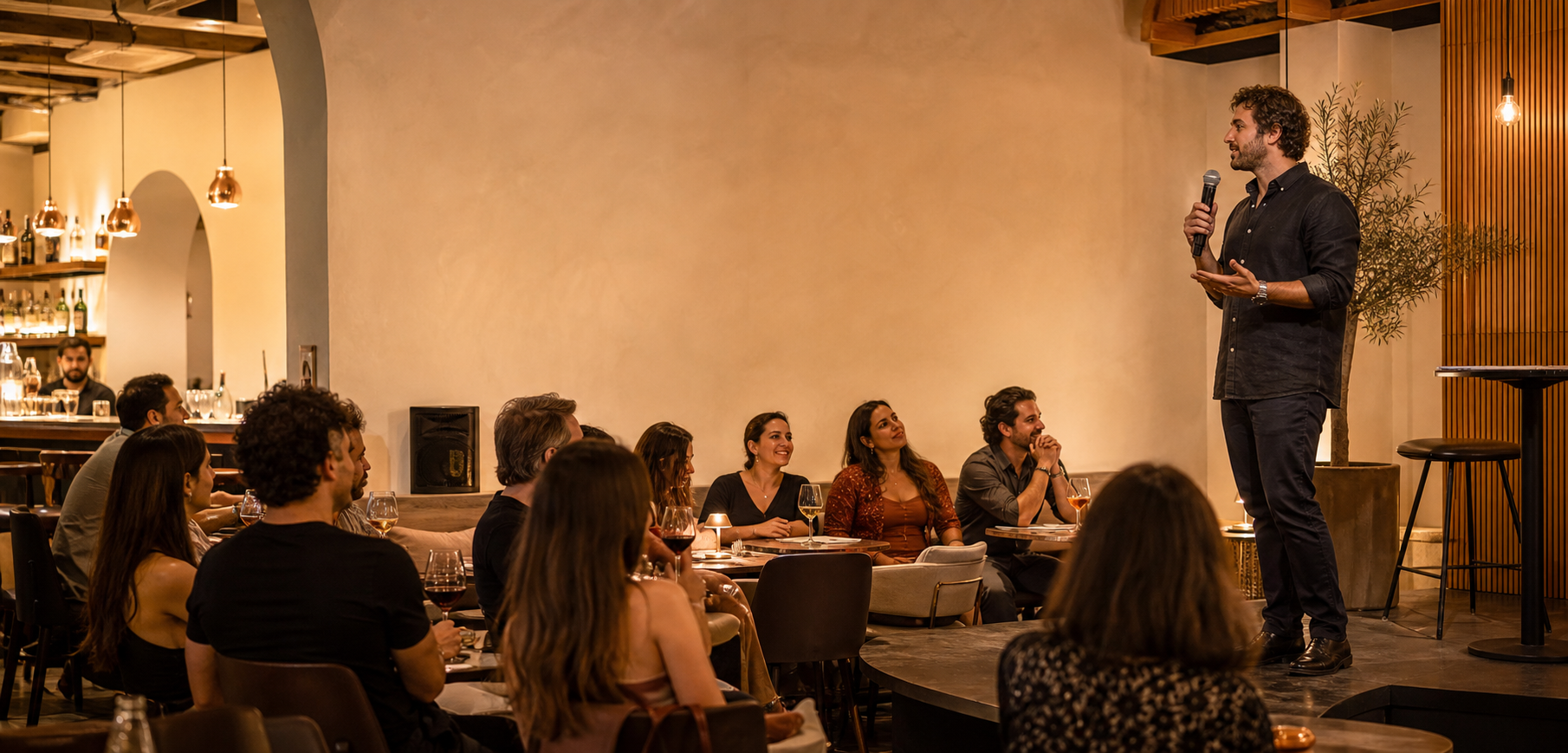 Mini palestra em bar moderno com pessoas conversando